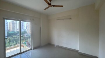 Room in 2 BHK Apartment at Supertech Cape Town, Sector 74 – for Sale