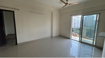 Room in 2 BHK Apartment at Supertech Cape Town, Sector 74 – for Sale