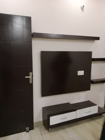 Room in 3 BHK Builder Floor at Ansals Sushant City – for Rent