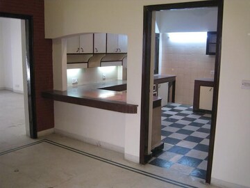 Room in 2 BHK Builder Floor at Safdarjung Enclave – for Rent