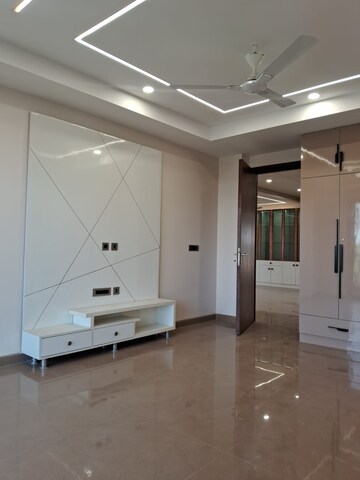 Room in 4 BHK Builder Floor at Sector 57 – for Rent