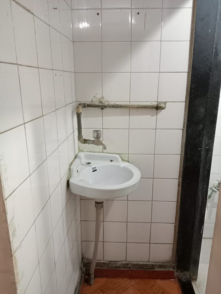 Bathroom, andheri east 1 RK 250 Sq.Ft. Apartment In Andheri East Mumbai 9188291