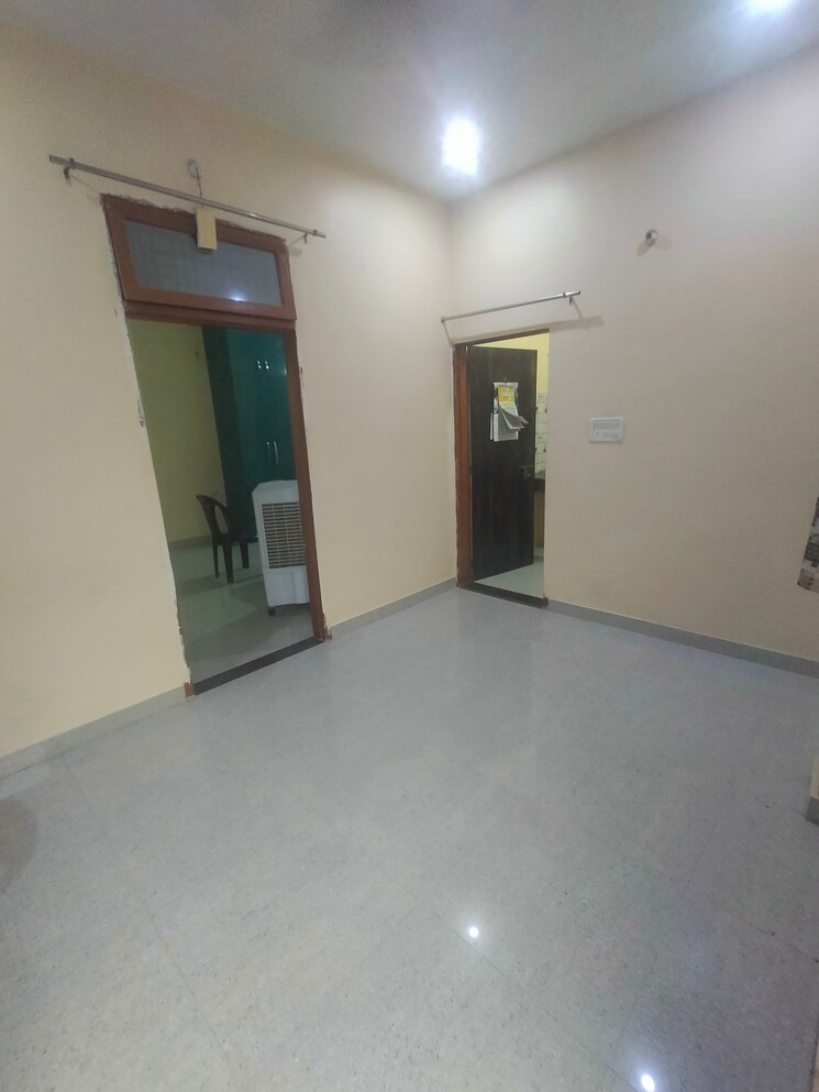 Room, gomti nagar 1.5 Bedroom 800 Sq.Ft. Villa In Gomti Nagar Lucknow 9188333