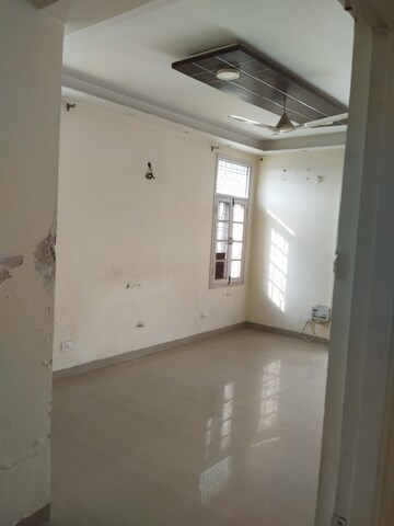 Room in 4 BHK Apartment at Parsvnath Royale Floors, Uattardhona – for Rent