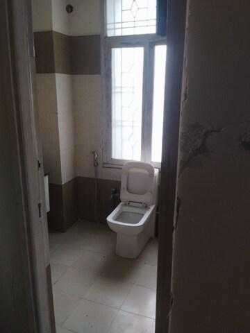 Bathroom in 4 BHK Apartment at Parsvnath Royale Floors, Uattardhona – for Rent