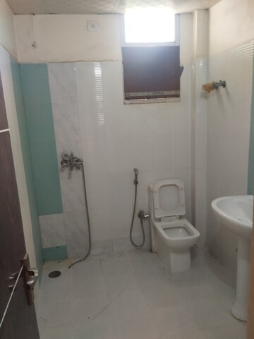 Bathroom in 4 BHK Apartment at Parsvnath Royale Floors, Uattardhona – for Rent