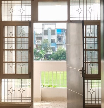 Room in 4 BHK Apartment at Parsvnath Royale Floors, Uattardhona – for Rent