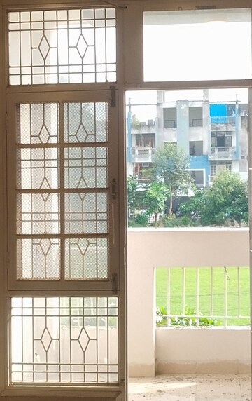 Room in 4 BHK Apartment at Parsvnath Royale Floors, Uattardhona – for Rent