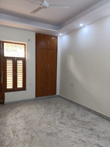 Room in 3 BHK Builder Floor at Ashoka Enclave Faridabad, Sector 34 – for Rent