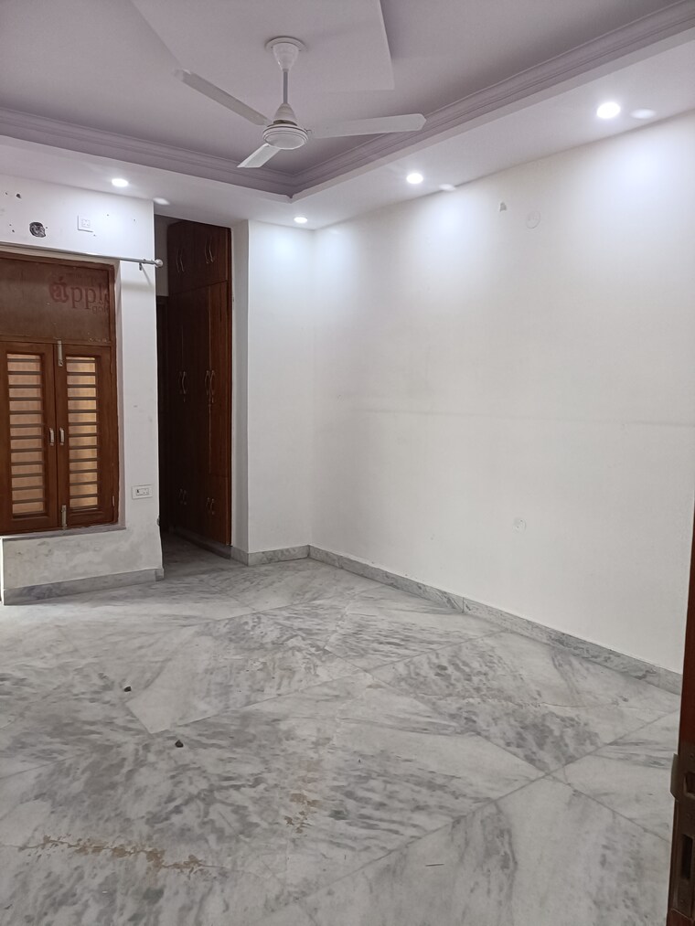 Room, ashoka-enclave-faridabad 3 Bedroom 270 Sq.Yd. Builder Floor In Sector 34 Faridabad 9188465