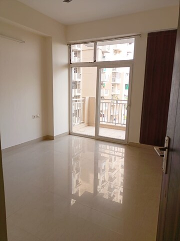 Room in 3 BHK Apartment at Hawelia Valencia Homes, Sector 1 Greater Noida – for Sale