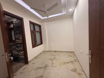 Room in 4 BHK Builder Floor at Sushant Lok I – for Rent