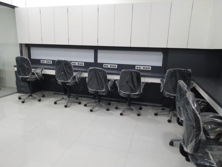  Parking, south tukoganj Commercial Office Space 1400 Sq.Ft. In South Tukoganj Indore 9188560