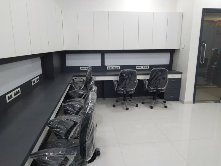  Parking, south tukoganj Commercial Office Space 1400 Sq.Ft. In South Tukoganj Indore 9188560