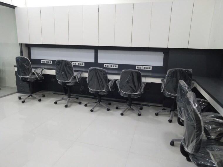  Parking, south tukoganj Commercial Office Space 1400 Sq.Ft. In South Tukoganj Indore 9188560