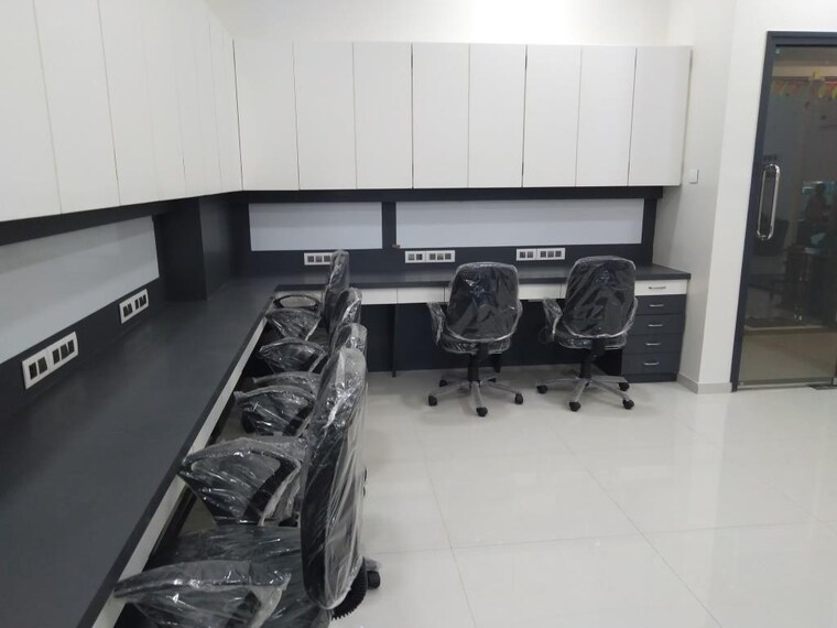  Parking, south tukoganj Commercial Office Space 1400 Sq.Ft. In South Tukoganj Indore 9188560