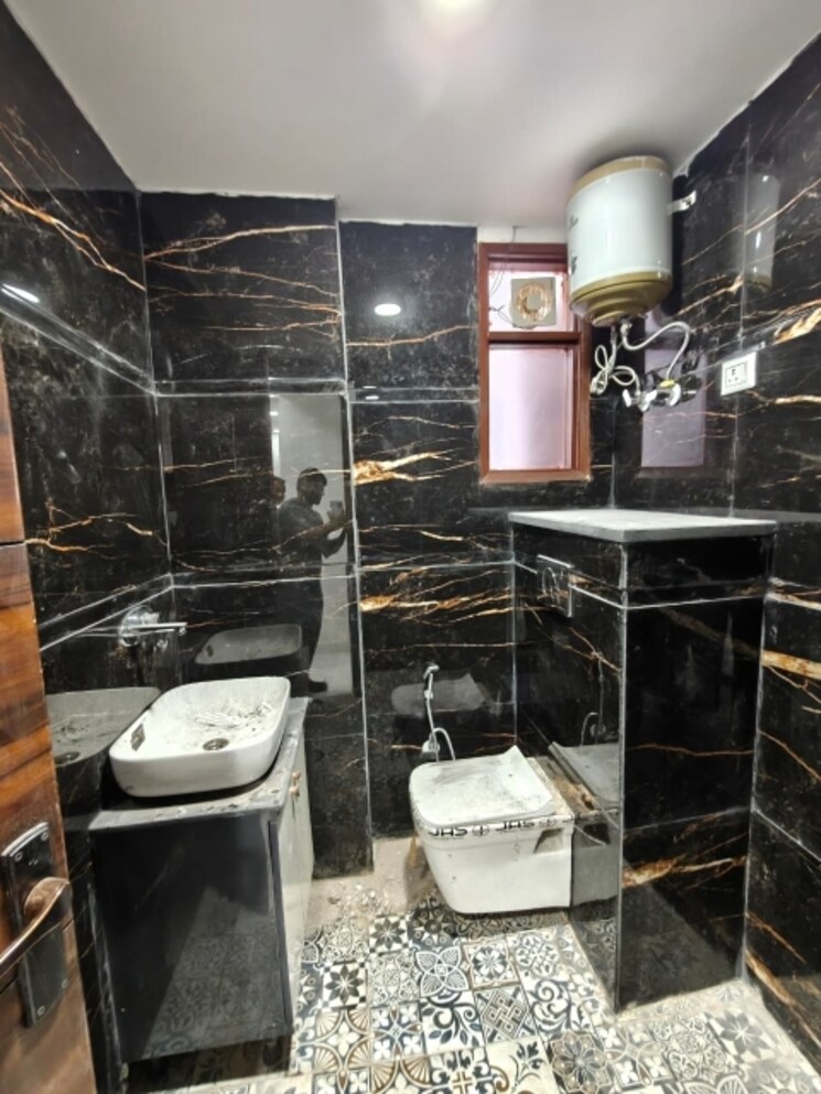 Attached Bathroom, freedom fighters enclave 1 Bedroom 450 Sq.Ft. Apartment In Freedom Fighters Enclave Delhi 9188597