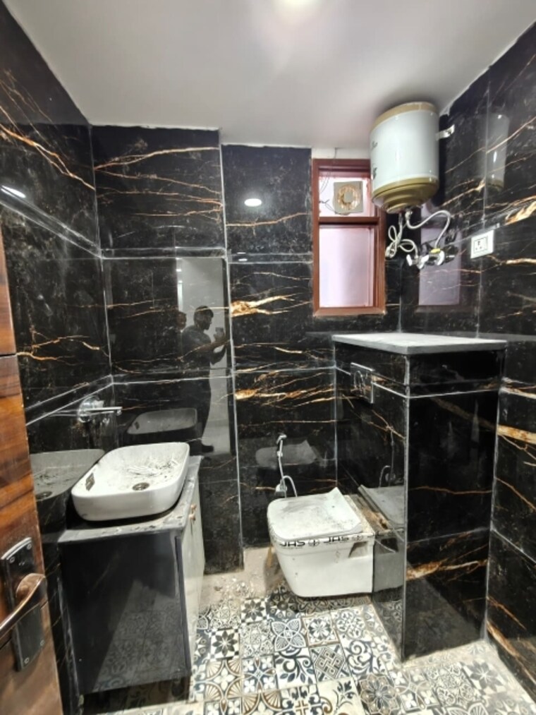 Attached Bathroom, freedom fighters enclave 1 Bedroom 450 Sq.Ft. Apartment In Freedom Fighters Enclave Delhi 9188597
