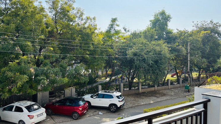  Parking, palam vihar 4 Bedroom 520 Sq.Yd. Builder Floor In Palam Vihar Gurgaon 9188638