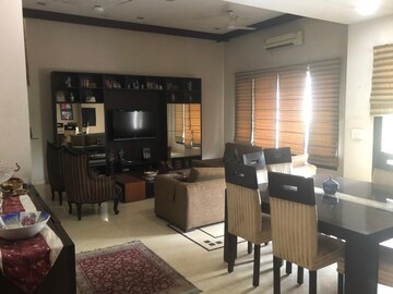 Living Room in 4 BHK Apartment at DLF Richmond Park, Sector 43 – for Sale