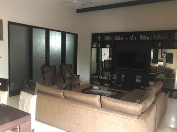 Living Room in 4 BHK Apartment at DLF Richmond Park, Sector 43 – for Sale