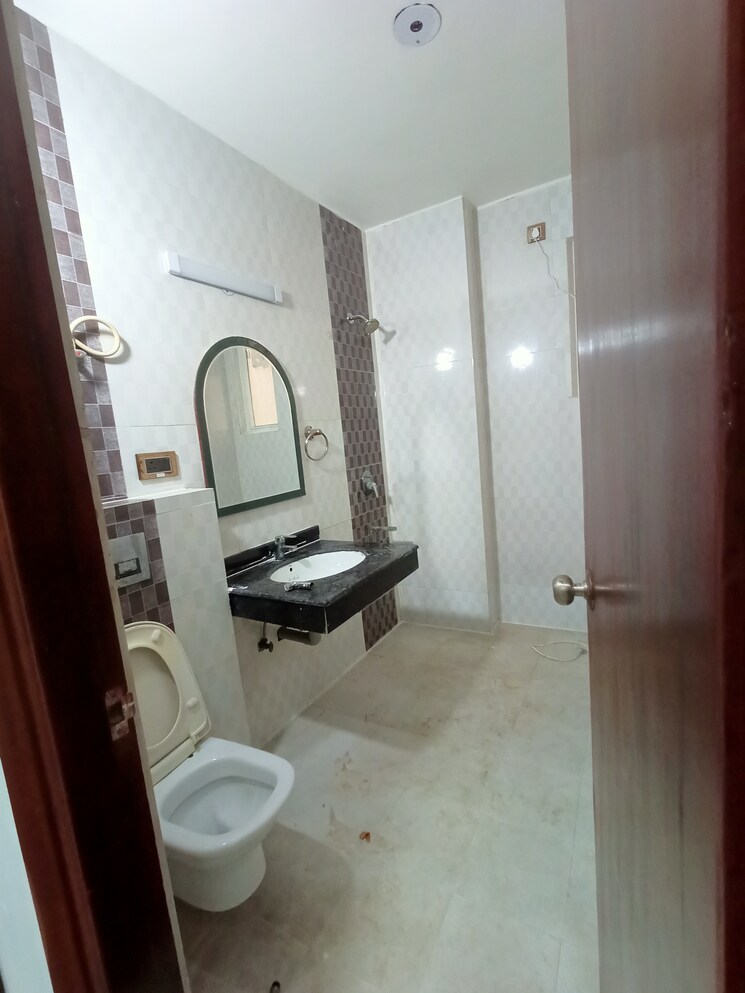 Bathroom, rani-aakriti-shantiniketan 3 Bedroom 2150 Sq.Ft. Apartment In Sector 143 Noida 9188698