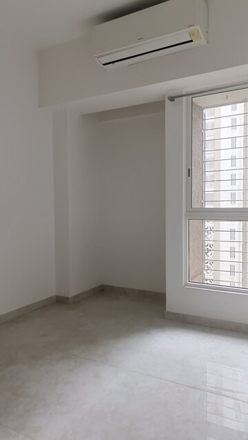 Room in 2 BHK Apartment at Lodha Amara, Kolshet Road – for Rent