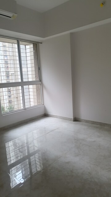Room in 2 BHK Apartment at Lodha Amara, Kolshet Road – for Rent