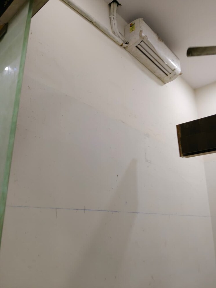 Room, express-zone Commercial Showroom 2400 Sq.Ft. In Malad East Mumbai 9188691