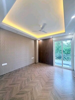 Room in 4 BHK Apartment at DLF The Summit, Dlf Phase V – for Sale