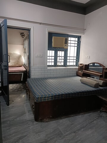 Parking in 2 BHK Builder Floor at Sector 52 – for Rent