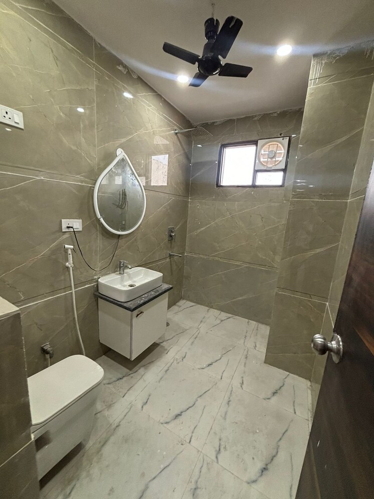 Bathroom, parklands 4 Bedroom 300 Sq.Yd. Builder Floor In Sector 85 Faridabad 9188694