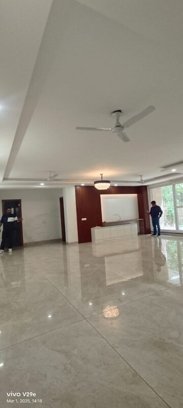 Room in 4 BHK Builder Floor at Unitech Woodstock Floors, Sector 50 – for Rent