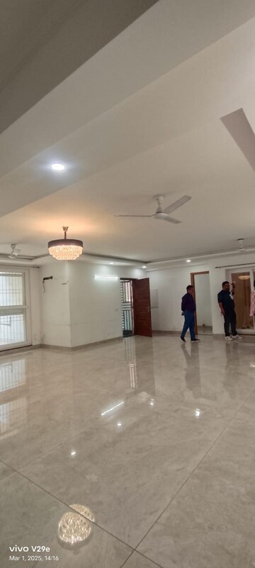 Building Lobby in 4 BHK Builder Floor at Unitech Woodstock Floors, Sector 50 – for Rent