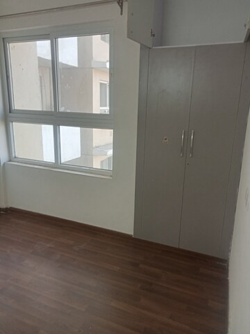 Room in 2.5 BHK Apartment at BPTP Spacio, Sector 37d – for Rent