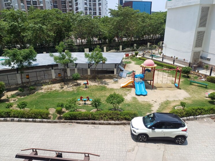 Garden, amrapali-platinum 3 Bedroom 1495 Sq.Ft. Apartment In Sector 119 Noida 9188974