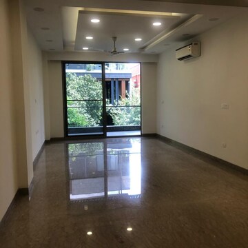 Room in 4 BHK Builder Floor at Sushant Lok I – for Rent