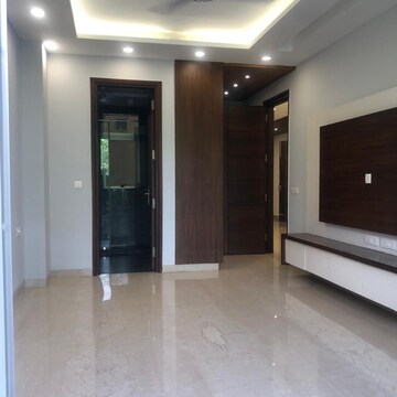 Room in 4 BHK Builder Floor at Sushant Lok I – for Rent