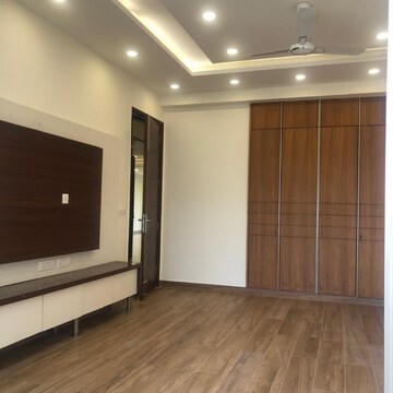 Room in 4 BHK Builder Floor at Sushant Lok I – for Rent
