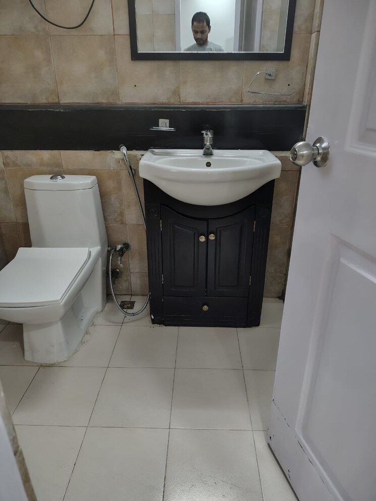 Bathroom, patel nagar 3 Bedroom 500 Sq.Ft. Builder Floor In Patel Nagar Delhi 9189023