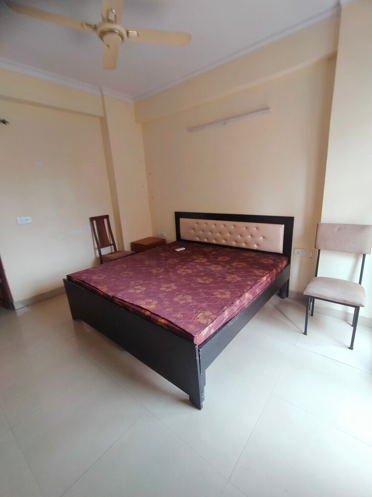 Bedroom, sector 75 Pg For Boys & Girls In Sector 75 9189077