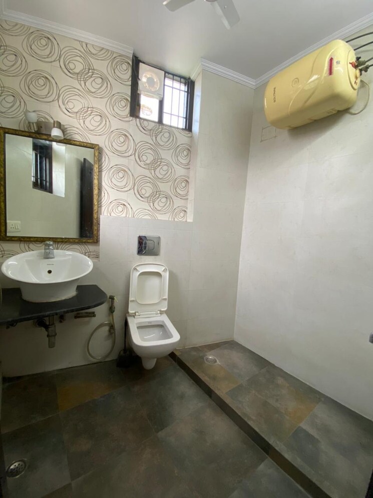 Bathroom, east of kailash 3 Bedroom 1800 Sq.Ft. Builder Floor In East Of Kailash Delhi 9189078