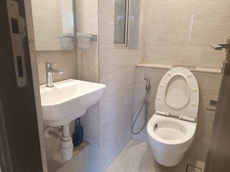 Bathroom, patel nagar 1 Bedroom 450 Sq.Ft. Builder Floor In Patel Nagar Delhi 9189083