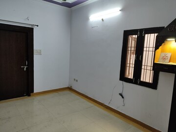 Room in 2 BHK Apartment at Gomti Nagar – for Rent