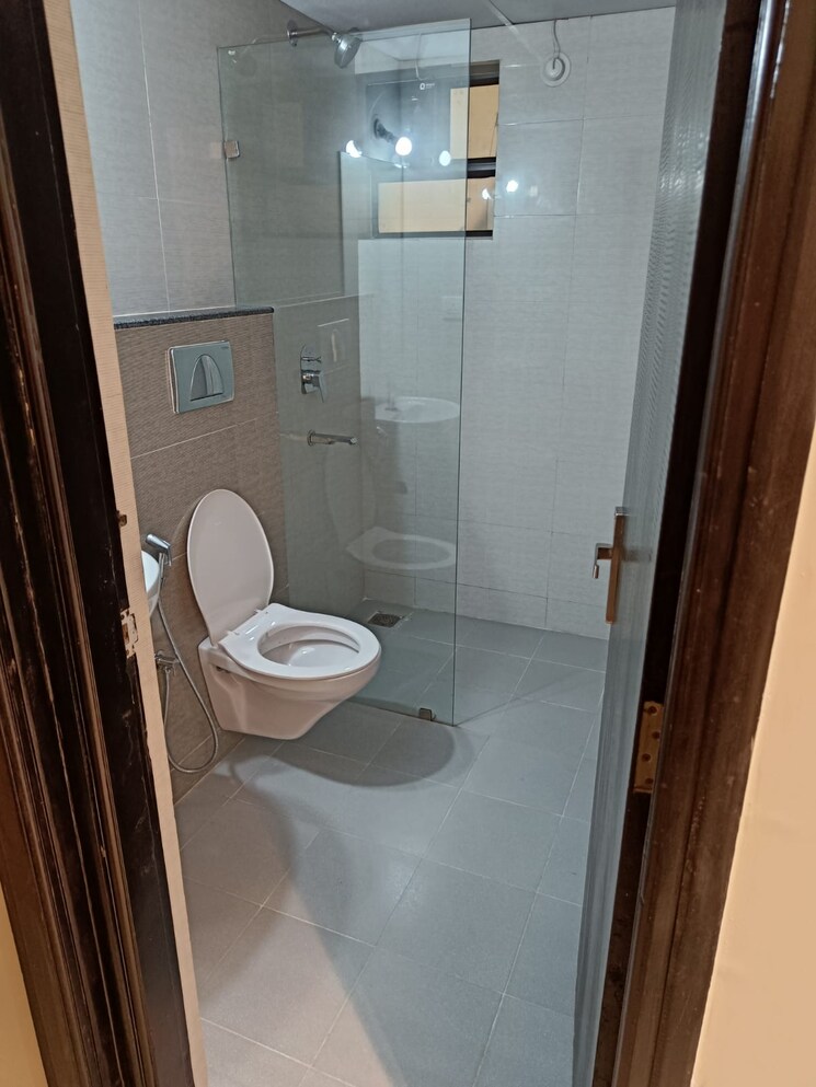 Bathroom, patel nagar 3 Bedroom 1800 Sq.Ft. Builder Floor In Patel Nagar Delhi 9189253