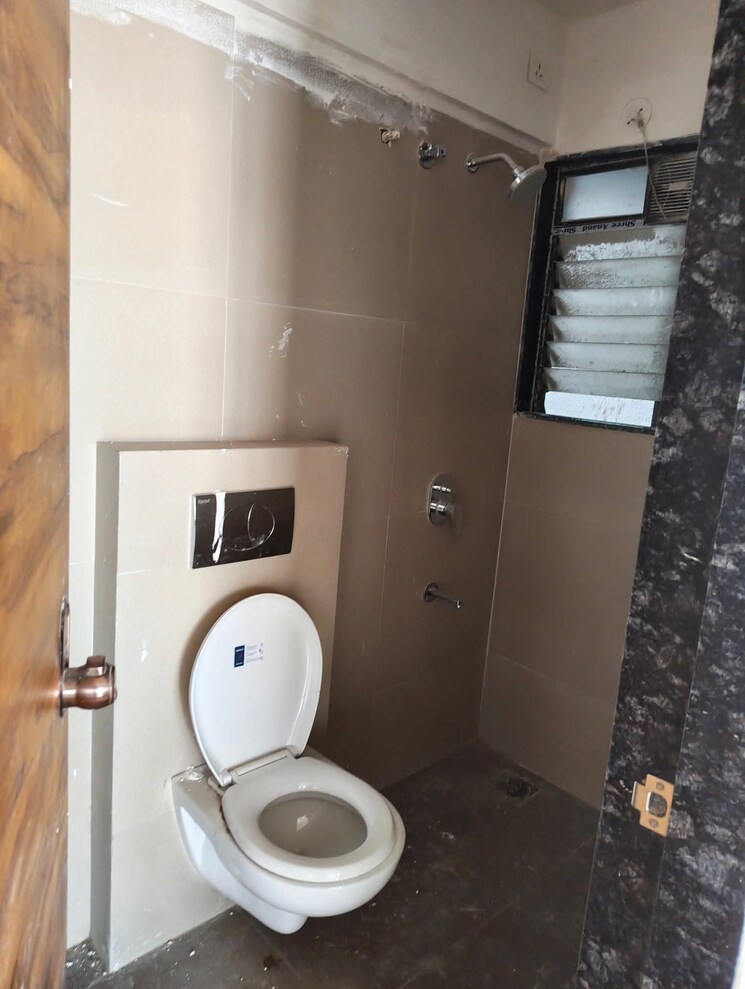 Bathroom, je-and-vee-om-trimurti 2 Bedroom 1050 Sq.Ft. Apartment In Malad East Mumbai 9189508