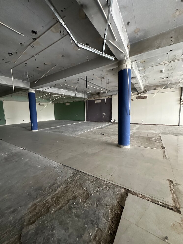 Balcony, dlf industrial area Commercial Warehouse 1500 Sq.Yd. In Dlf Industrial Area Faridabad 9189514