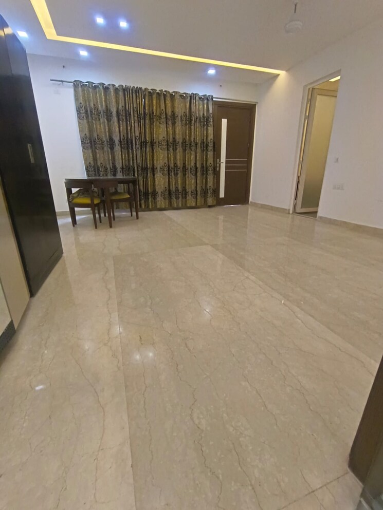 Room, sainik farm 5 Bedroom 1200 Sq.Yd. Villa In Sainik Farm Delhi 9189555