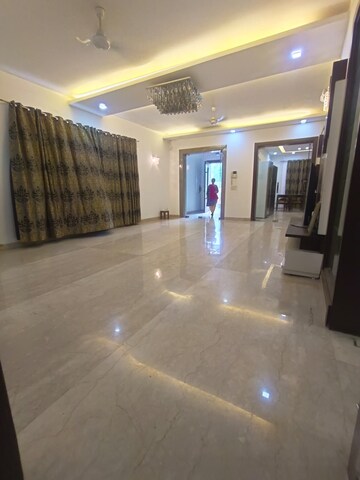Parking in 5 BHK Villa at Sainik Farm – for Sale