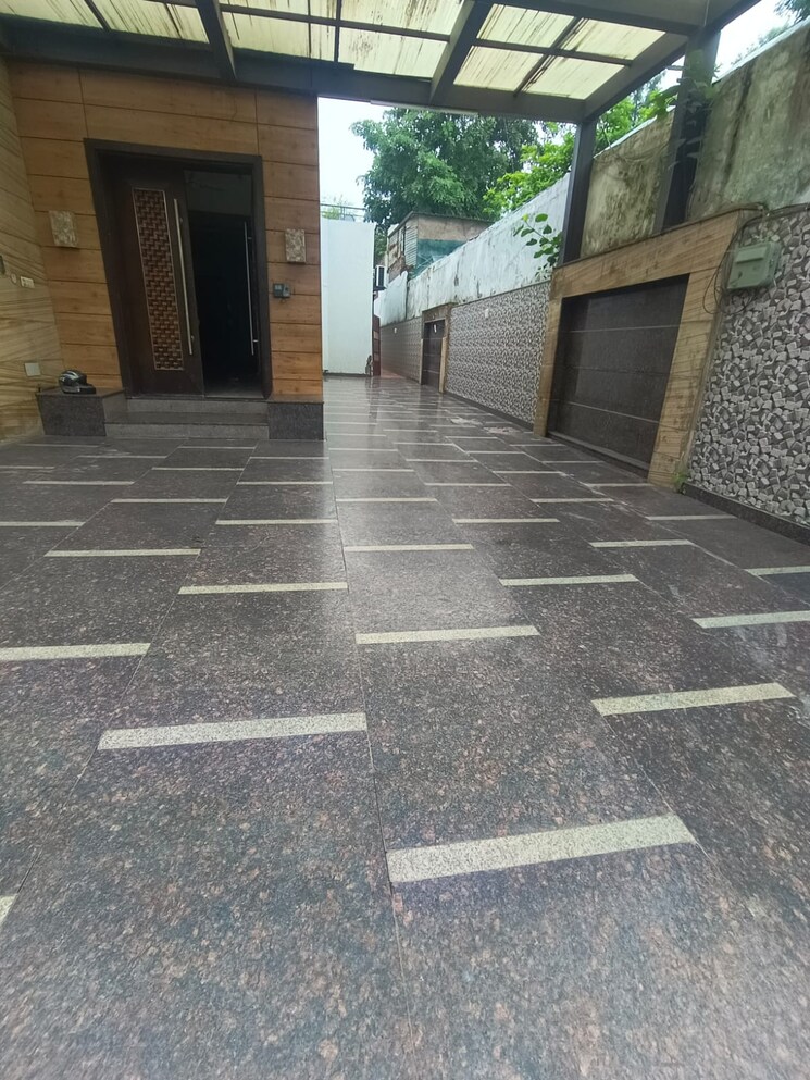 Exterior View, sainik farm 5 Bedroom 1200 Sq.Yd. Villa In Sainik Farm Delhi 9189555